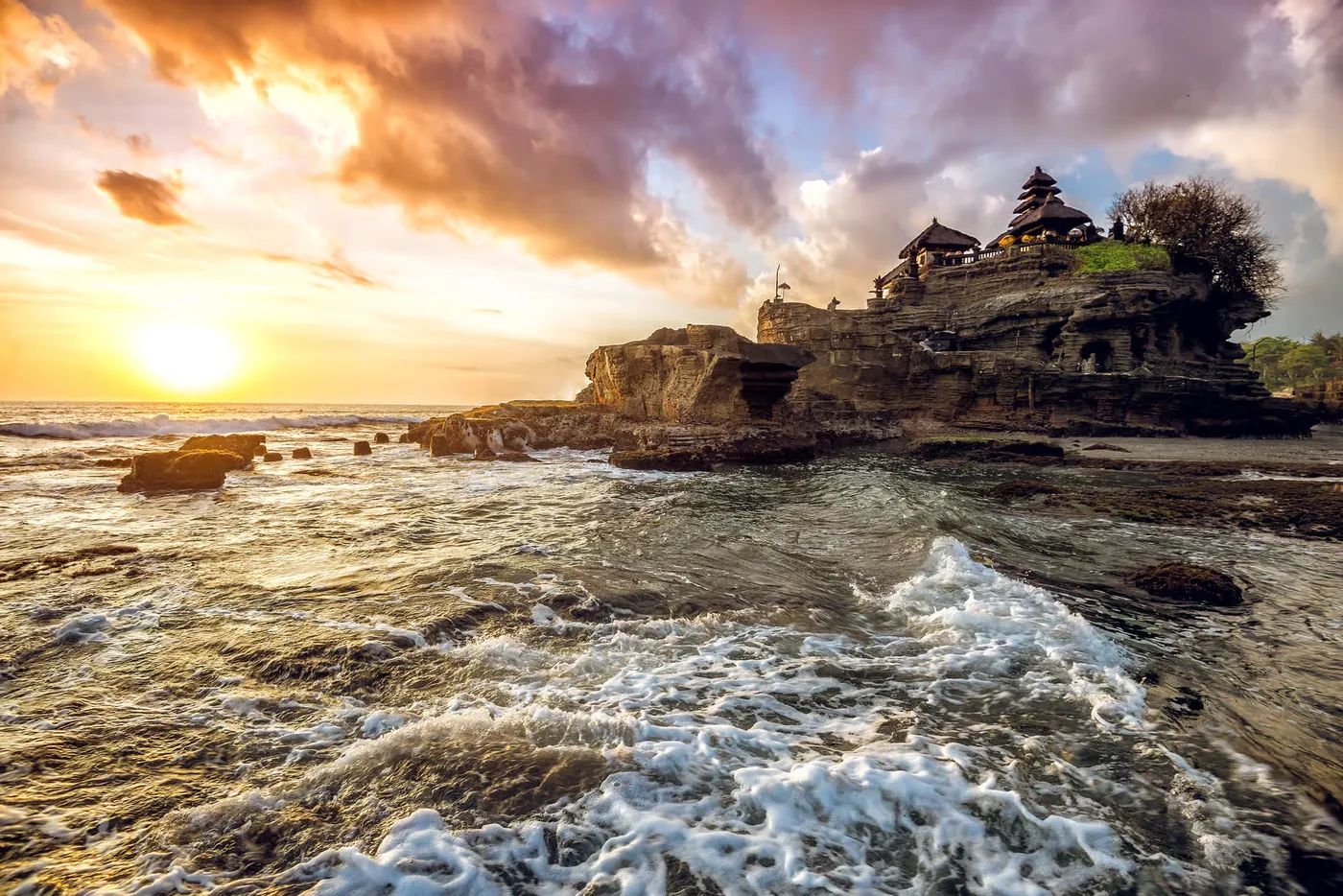 Coucher de soleil au temple de Tanah Lot